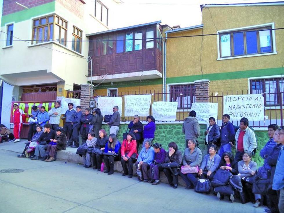 Maestros urbanos deciden radicalizar toma de oficinas
