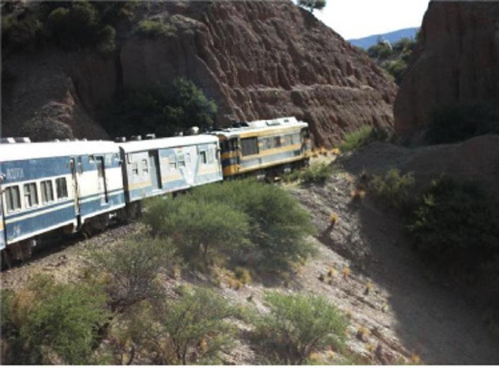 Tren se descarrila con alumnos a bordo