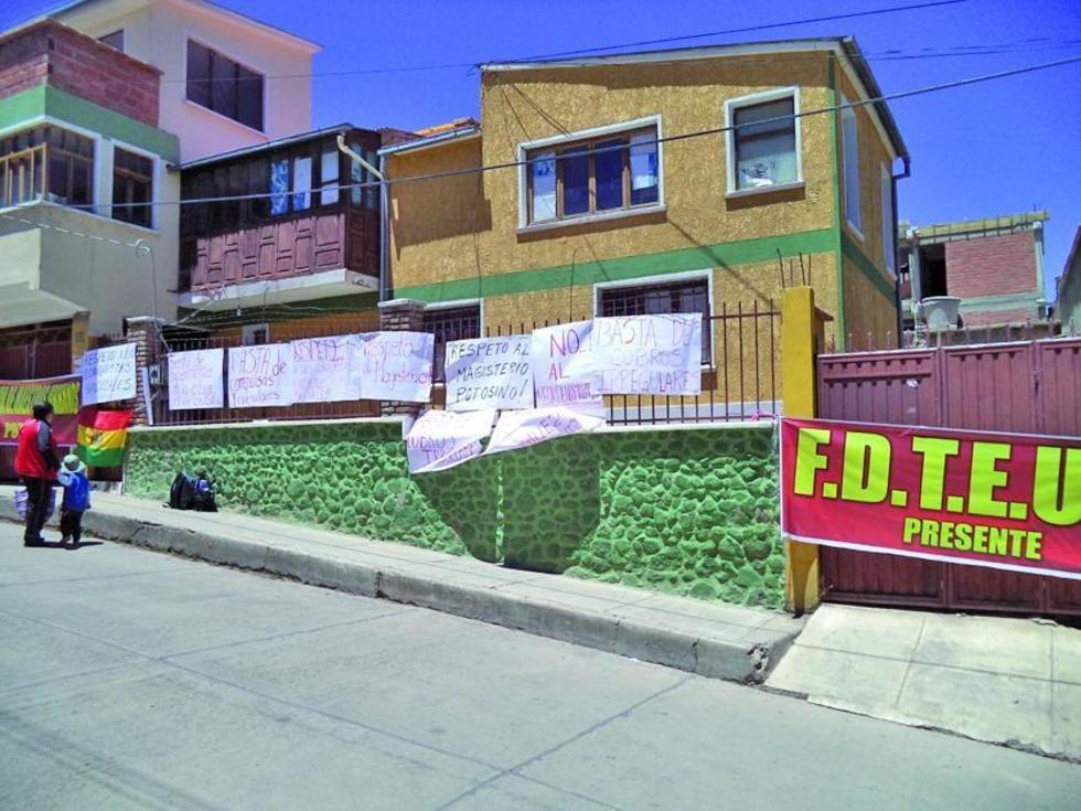 Maestros urbanos mantienen toma del edificio de la dirección distrital