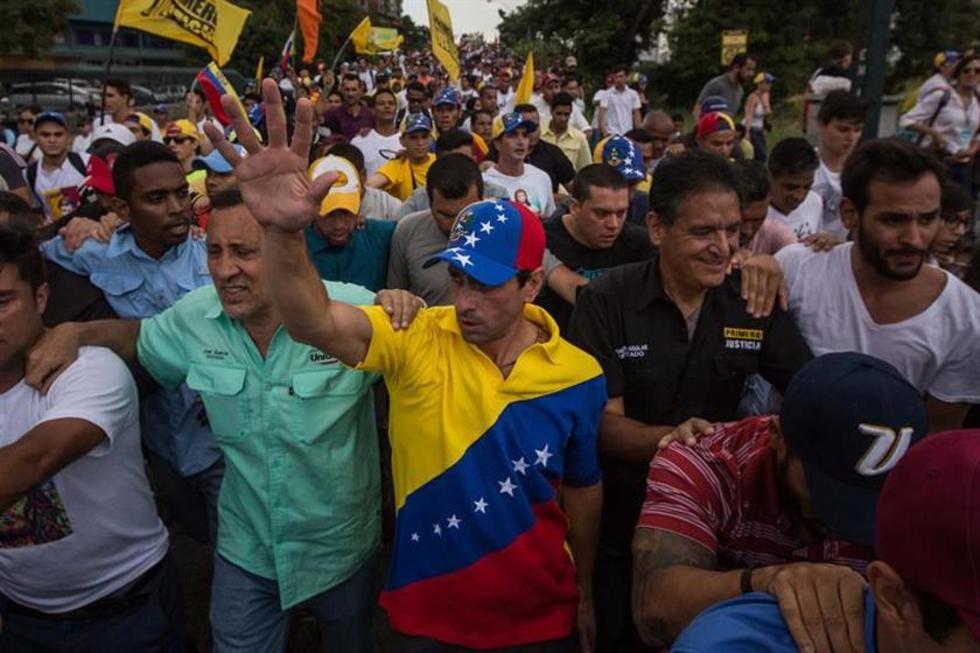Oposición rechaza diálogo con Maduro y continuará presiones