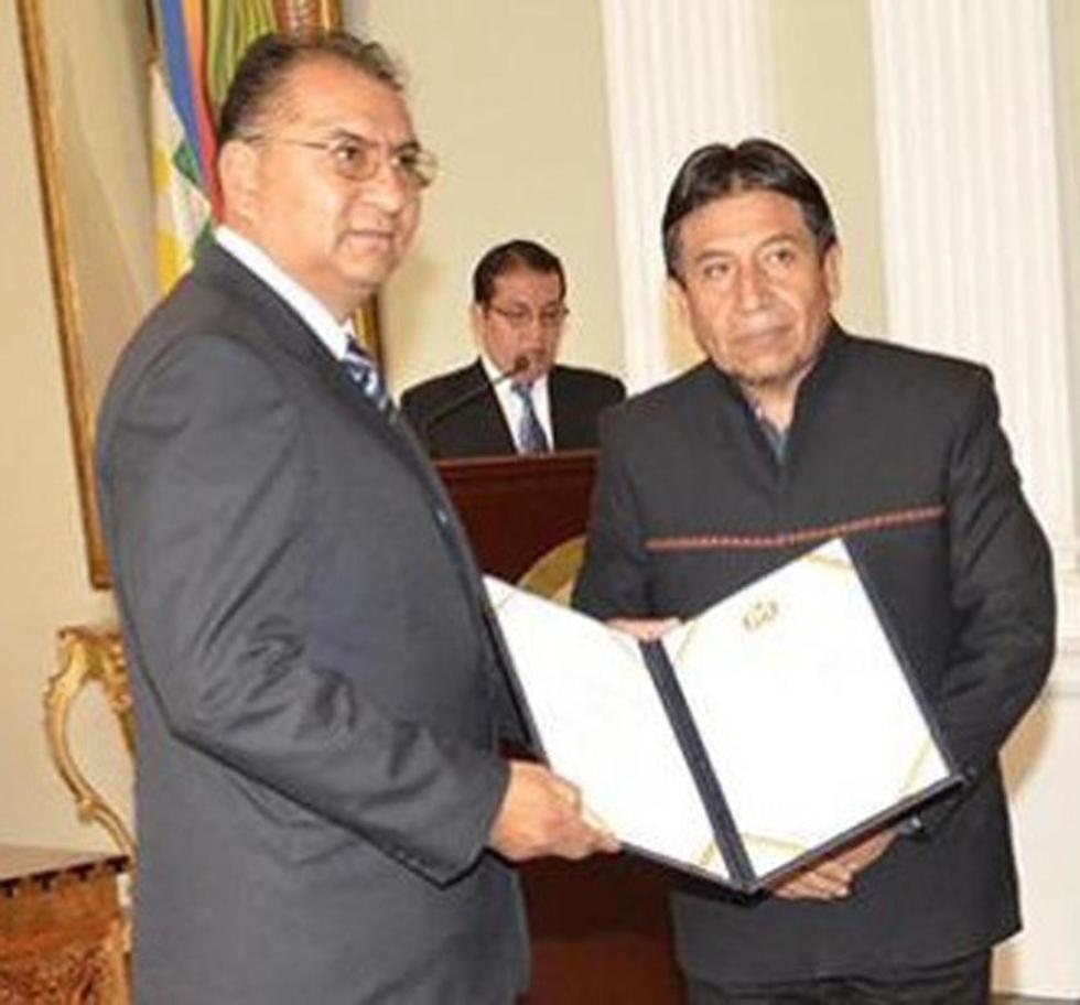 Exgobernador de Oruro jura como nuevo embajador