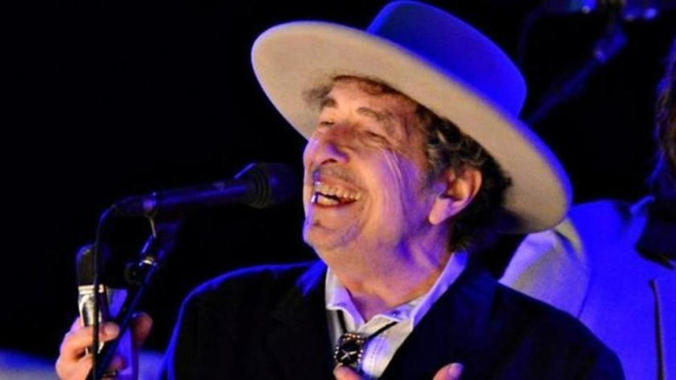 Bob Dylan acepta  el premio Nobel 