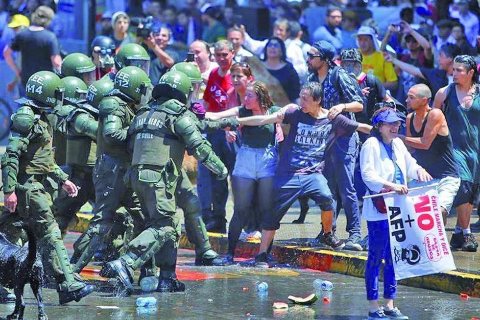 Marcha exige el fin del sistema privado de pensiones en Chile