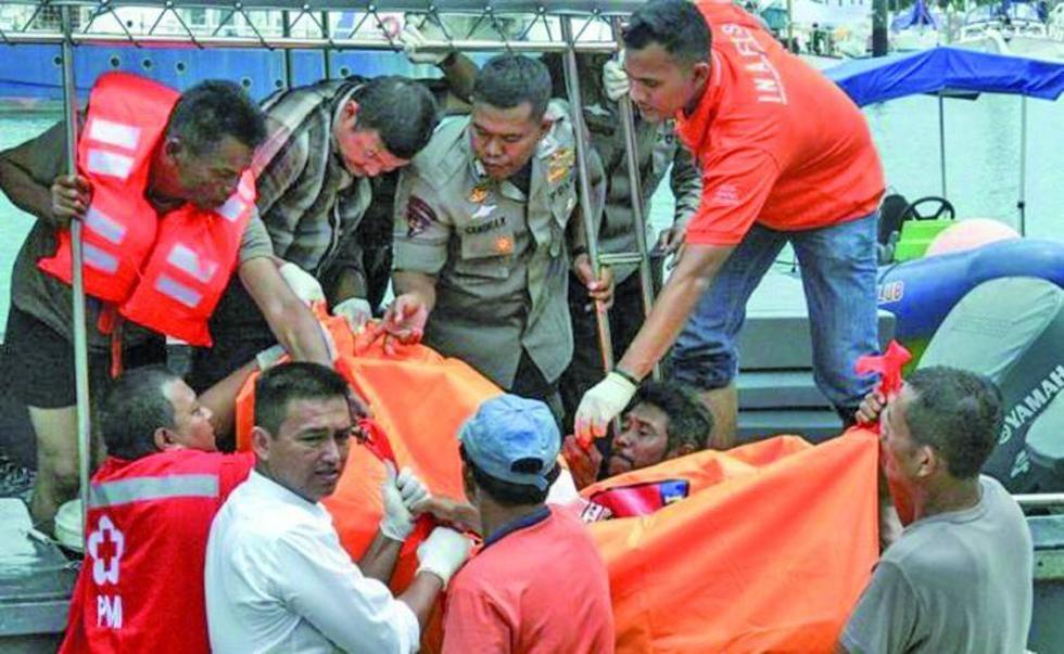 Suben a 51 los muertos en el naufragio de una lancha en Indonesia