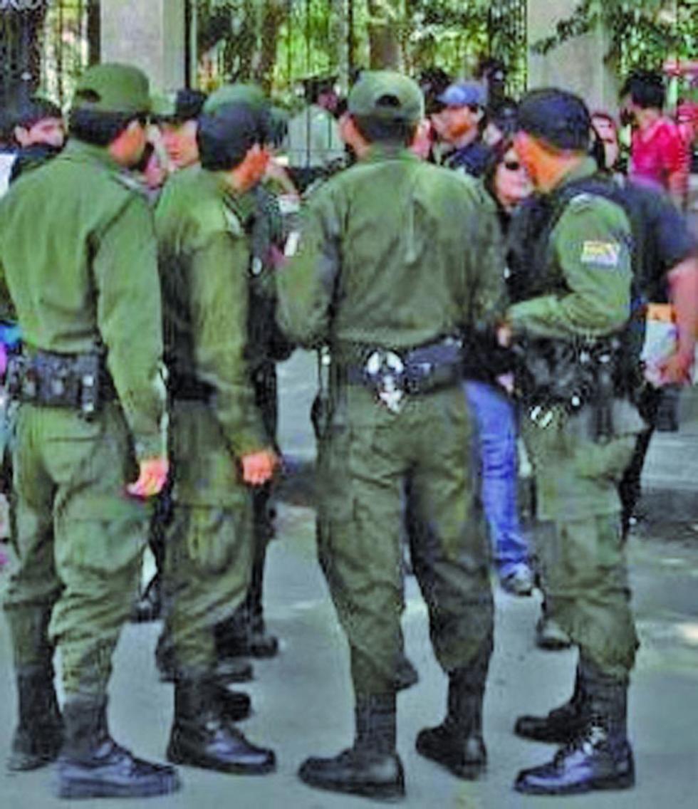 Confunden a policías con bandidos y casi los matan