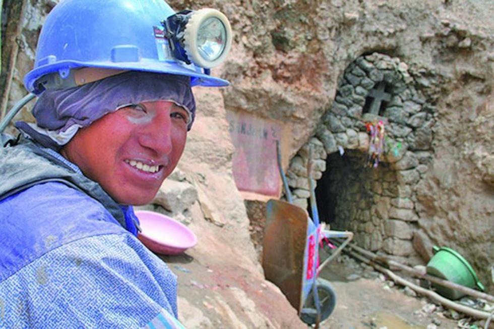 Minero salva su vida tras "bochorno" en una mina