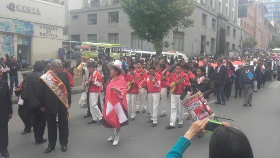 Residentes potosinos en La Paz festejan el 10 de noviembre