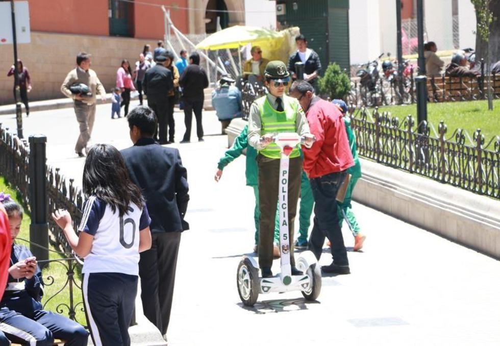 Policías destacan la entrega de los monopatines para patrullaje