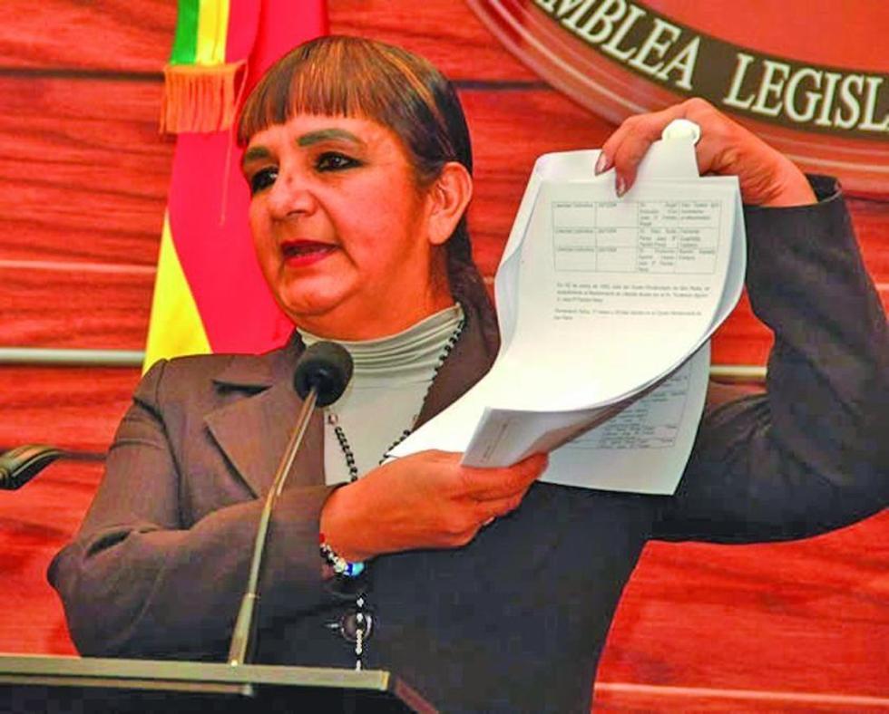 Senadora alista juicio penal a telefónicas