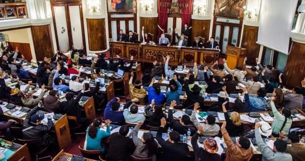 Piden al canciller declarar por gastos de viaje para dirigentes