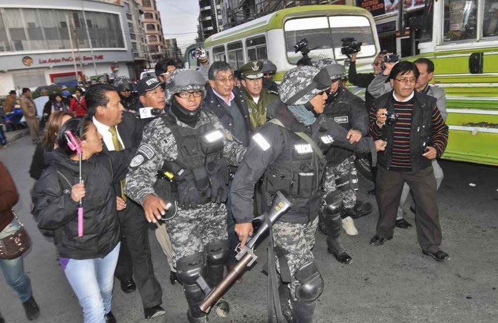 El Alto: retienen a funcionarios y los liberan en operación policial