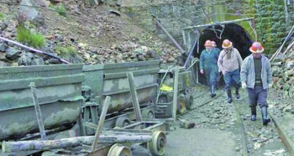 Mineros tratan de rescatar a su compañero de mina