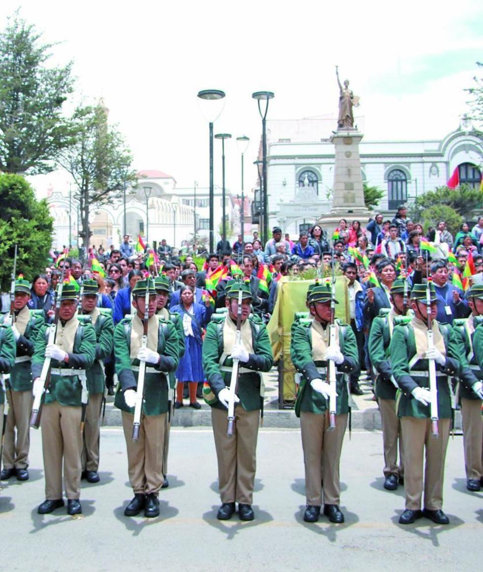 Entonan el Himno Nacional en un acto de homenaje