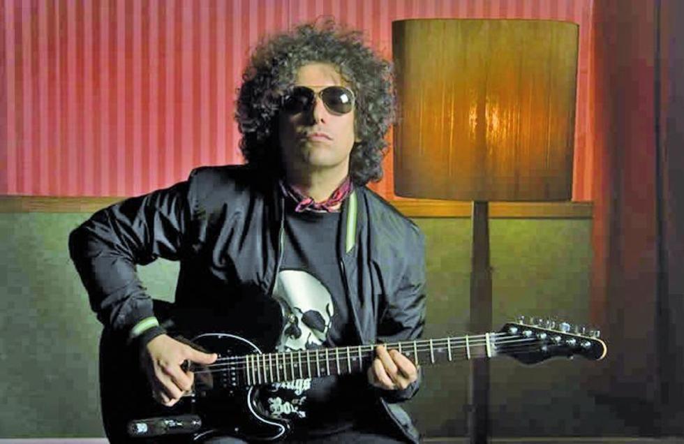 Calamaro "abraza" a la colombiana  Medellín con un gran recital elegante