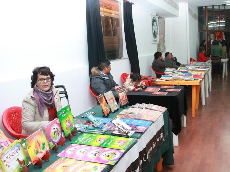 Autores de libros exponen en feria