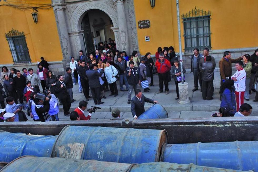 Distribuyen turriles para la limpieza de las escuelas