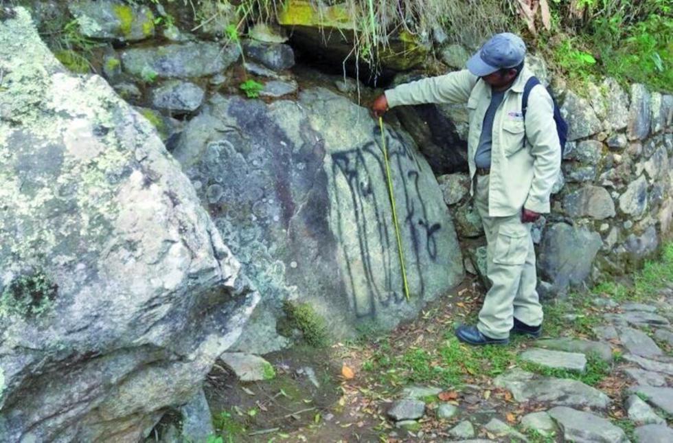 Buscan al turista que pintó grafitis en el Machu Picchu