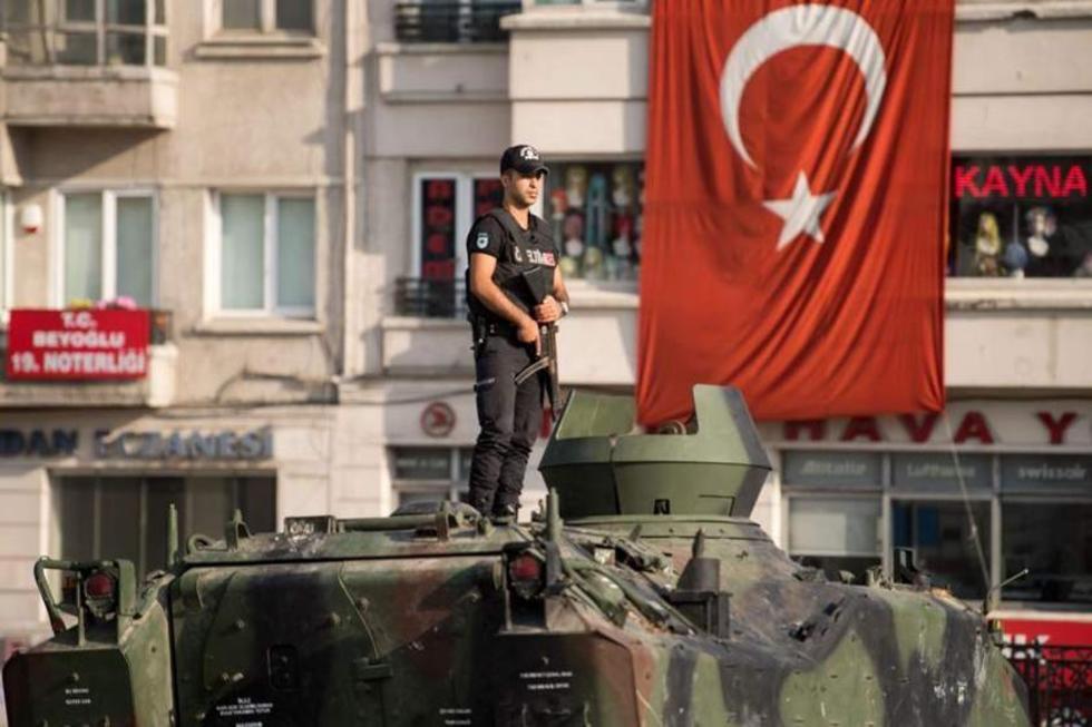 Turquía mantiene presos a casi 10.000 funcionarios