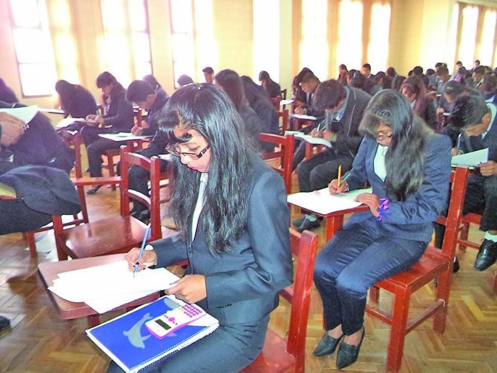 Cerca de 3 mil postulantes a la UATF rinden examen de ingreso