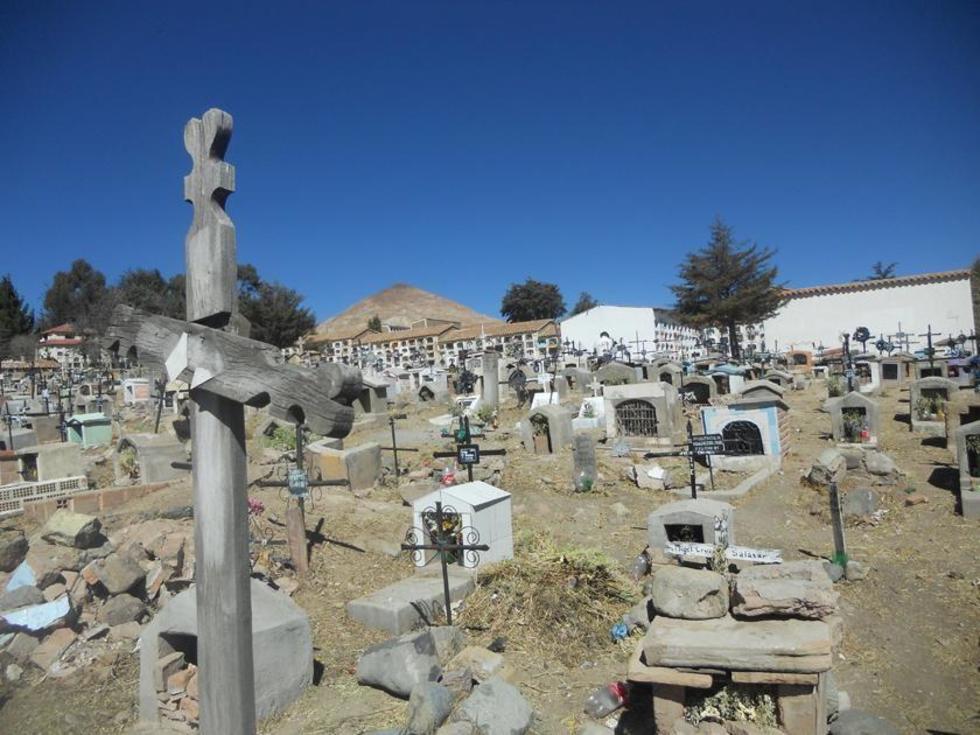 Piden llevar agua en bidón al cementerio 