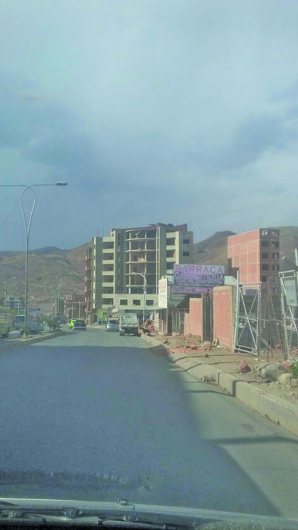 Albañil cae del octavo piso y vive de milagro