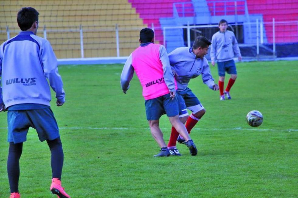 Darwin Lora se perderá el partido de hoy por sanción 