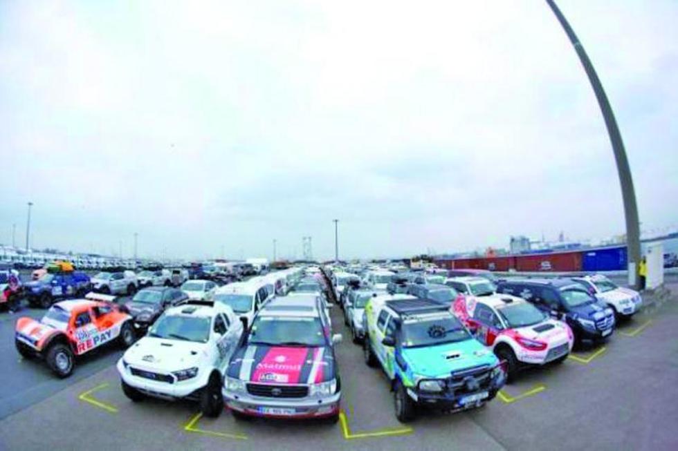 Embarcan 241 coches rumbo al Dakar