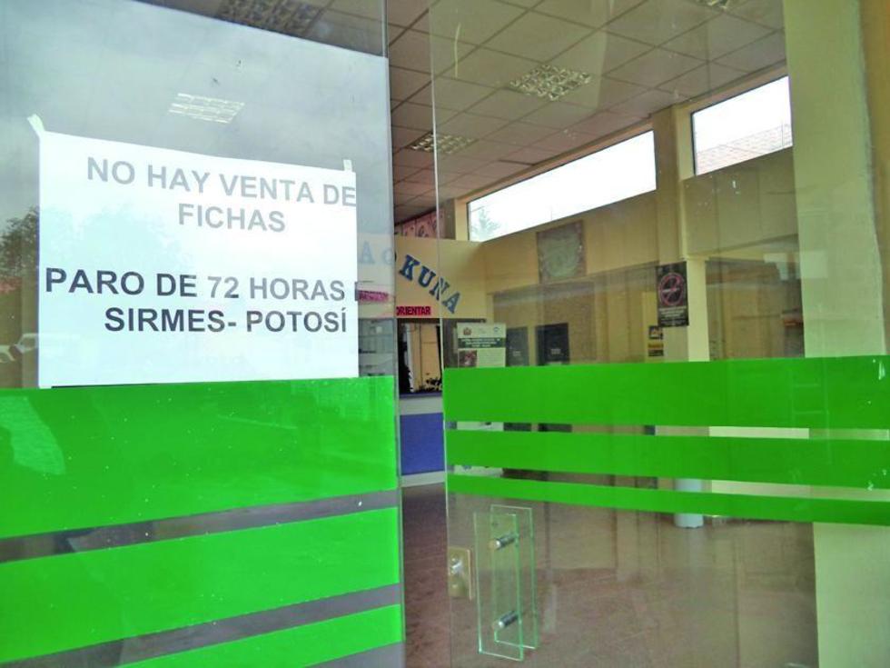 Médicos sindicalizados acatan paro y exigen anular los despidos