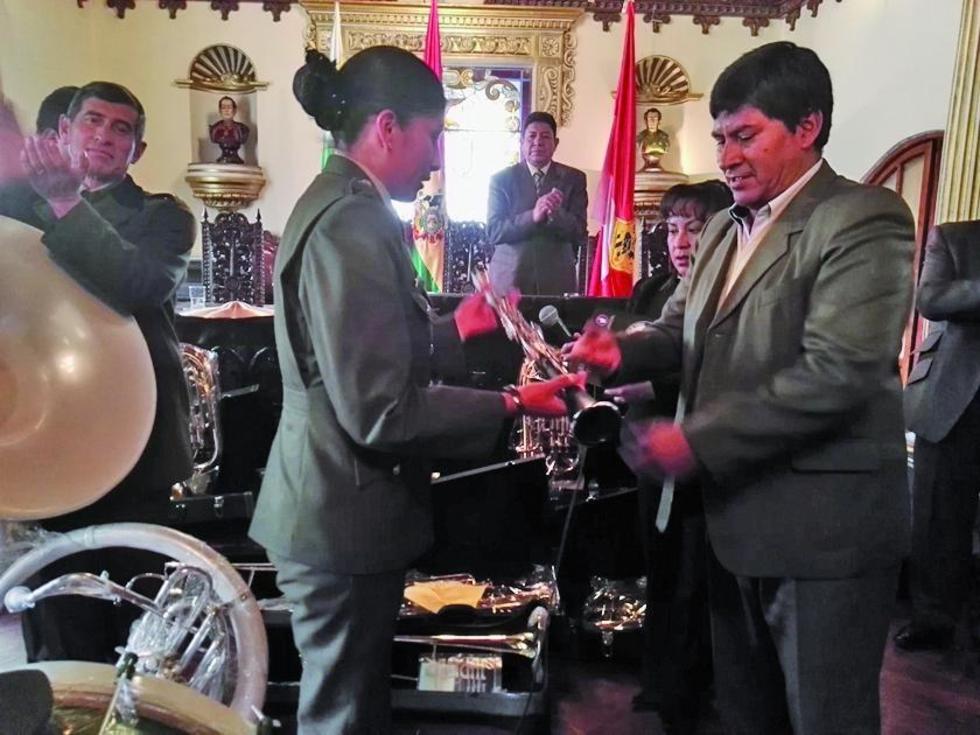Por primera vez entregan instrumentos a la banda de músicos de la Policía