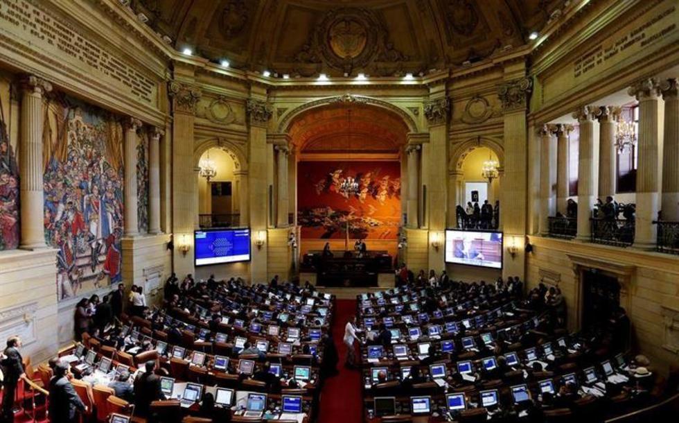 El Senado refrenda acuerdo de paz con las FARC en Colombia 