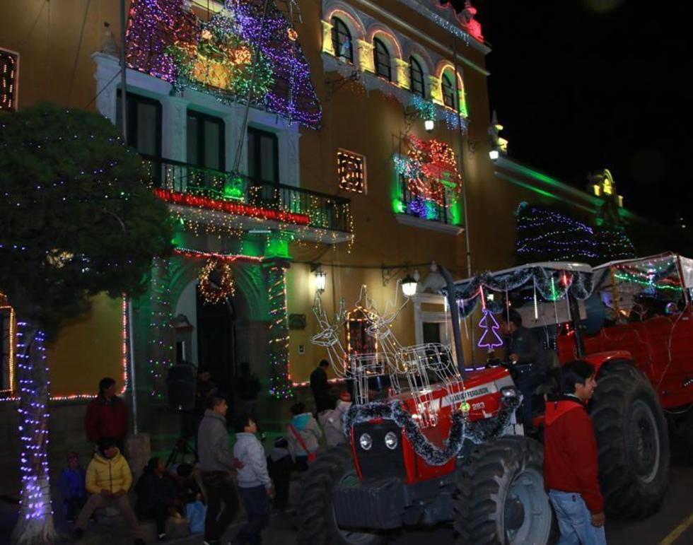 Iluminan fachada de la gobernación
