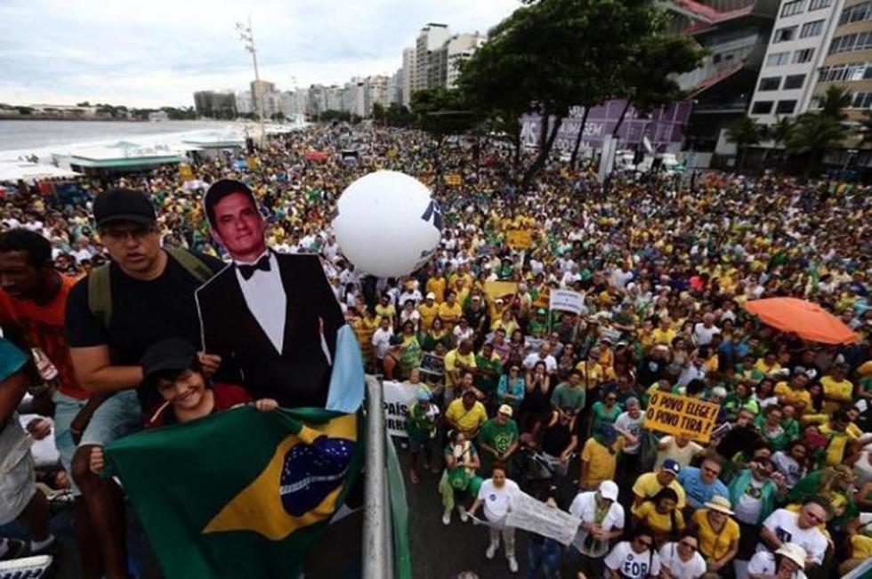 Miles de personas protestan contra la corrupción en Brasil 