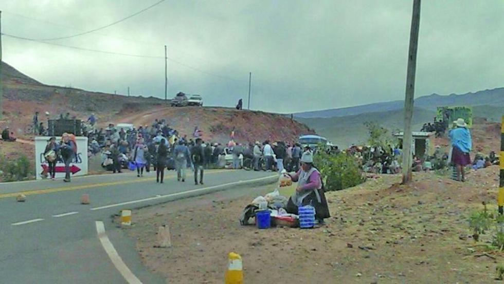 Comunarios bloquean el camino Potosí-Sucre y alcalde cita a reunión