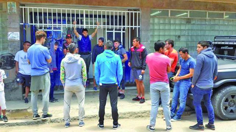 Santos hacen una vigilia en la sede del club 