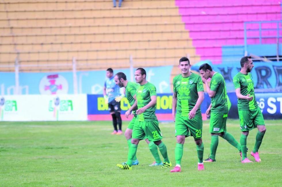 Bolívar defiende la cima ante los realistas  