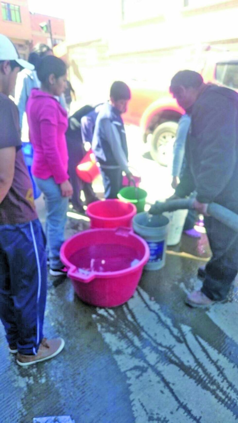 Vecinos piden acelerar las obras de aducción de agua