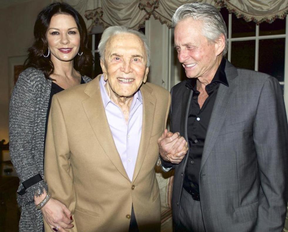 Kirk Douglas cumple 100 años y sigue  enamorado