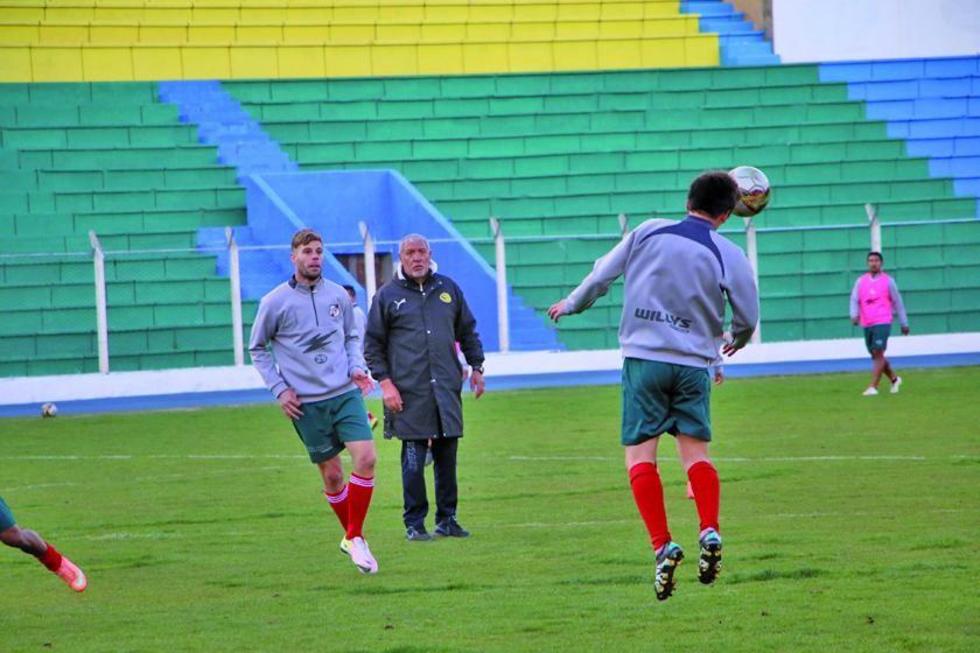 Sanz tiene equipo completo para el partido de hoy