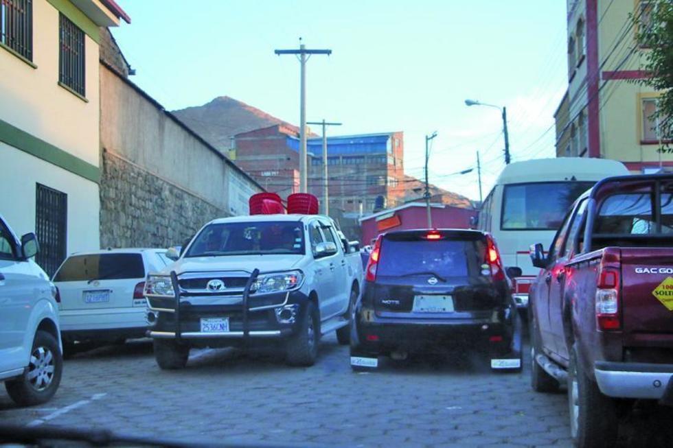 Doble estacionamiento causa embotellamiento vehicular