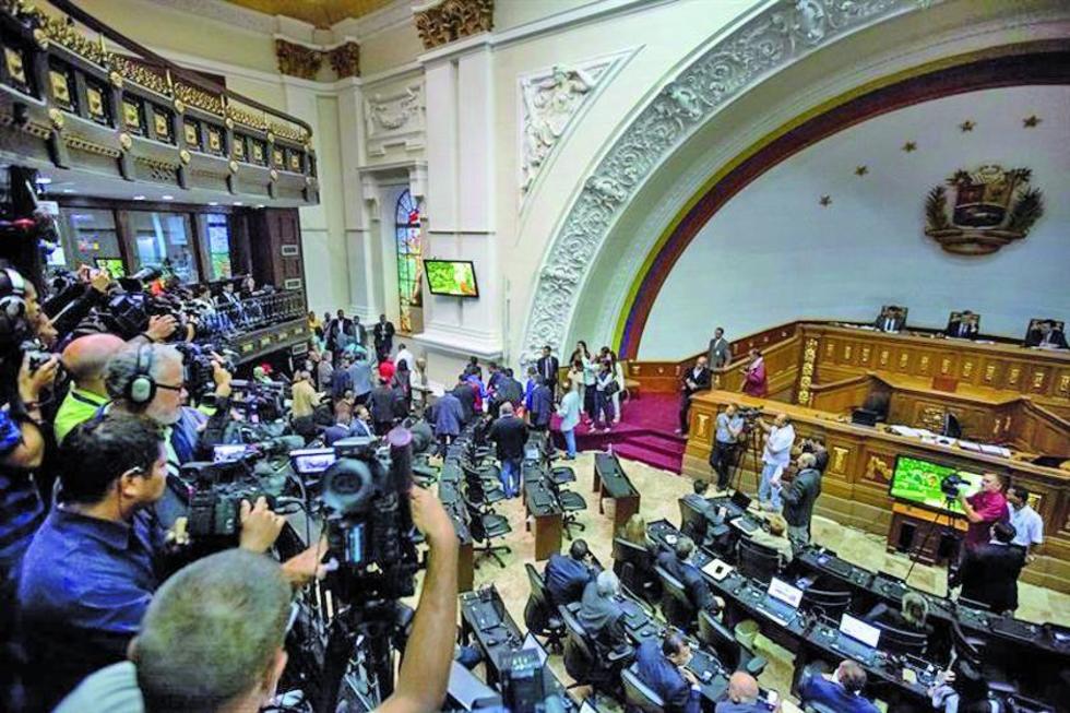 Parlamento venezolano culpa de la crisis a Nicolás Maduro