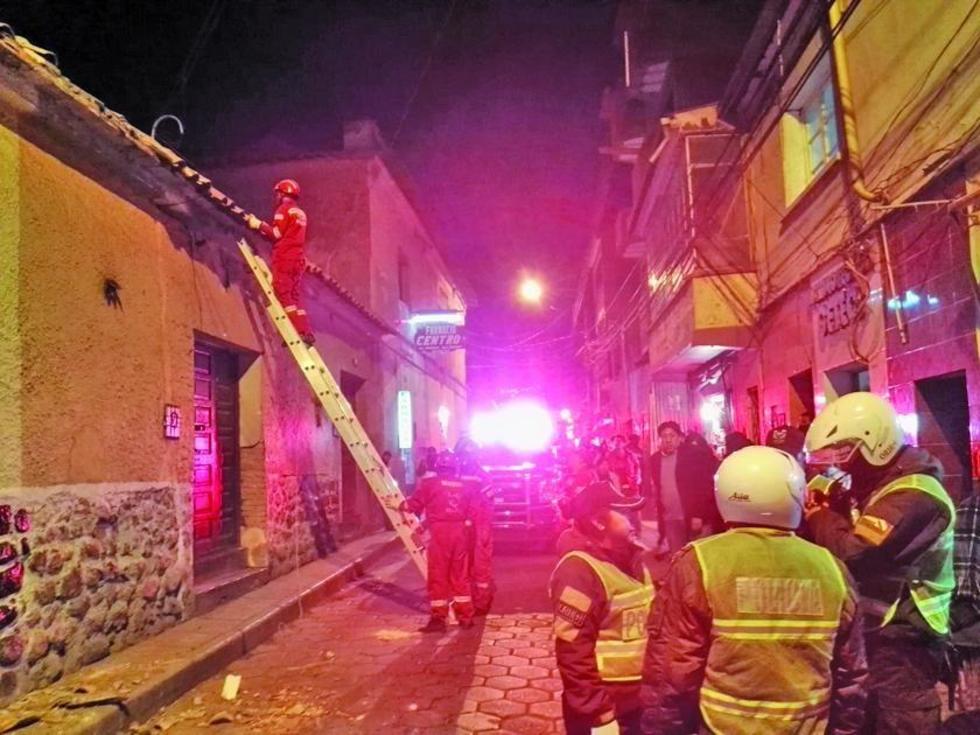 Policías de la Unidad de Bomberos cerraron una calle anoche