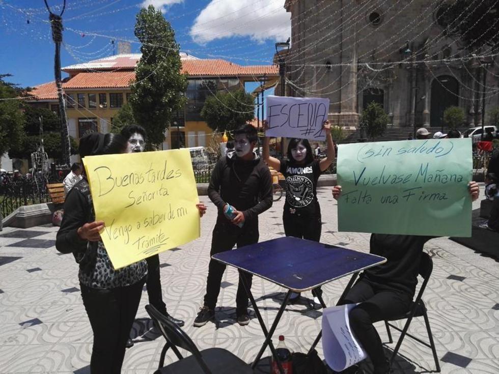 Mimos escenificaron la práctica cotidiana de la burocracia institucional