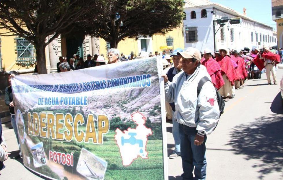 Entregan títulos a comunarios para el aprovechamiento de agua