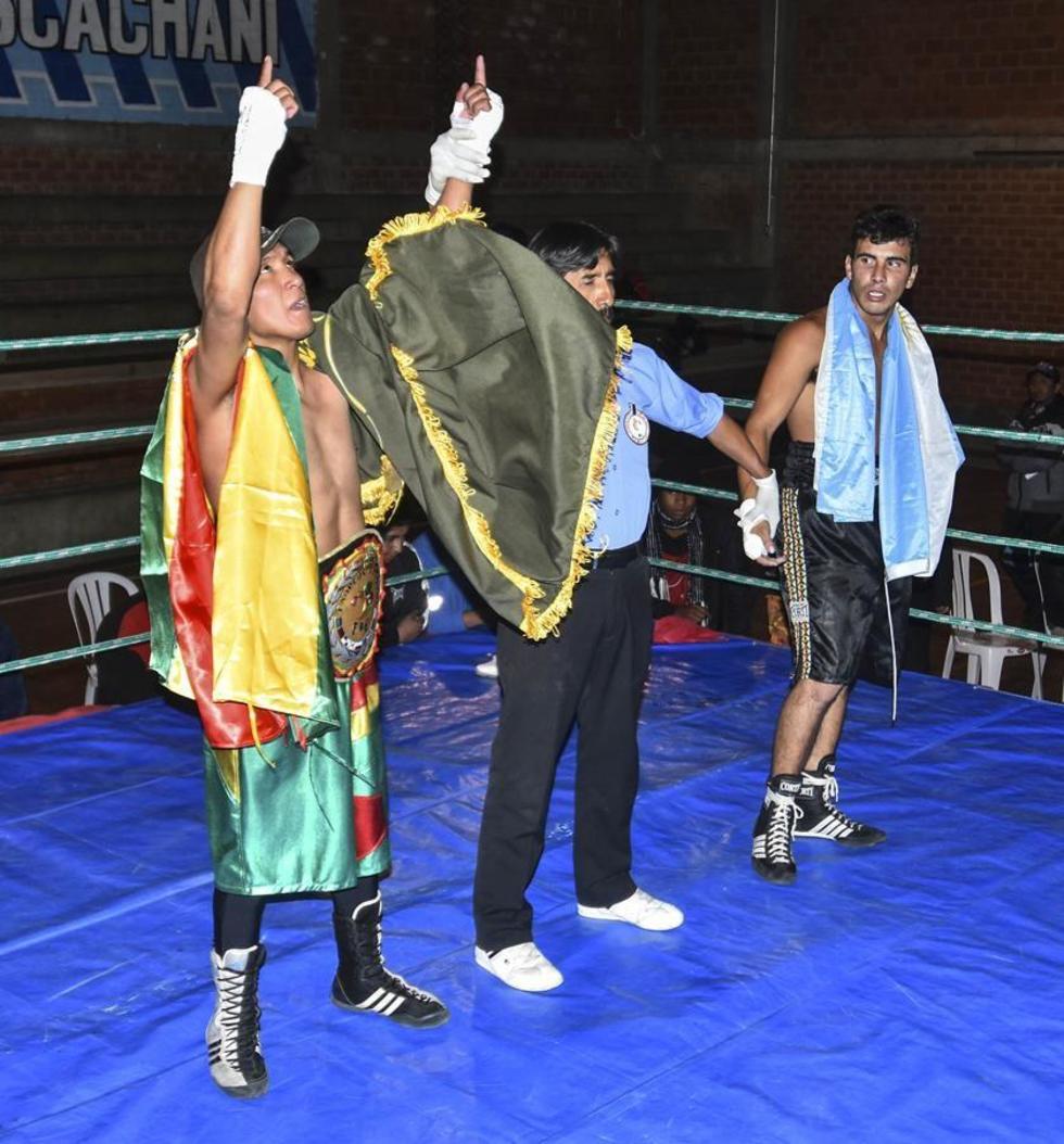 Rodrigo Carvajal retiene el título de box en la categoría Semipesado 