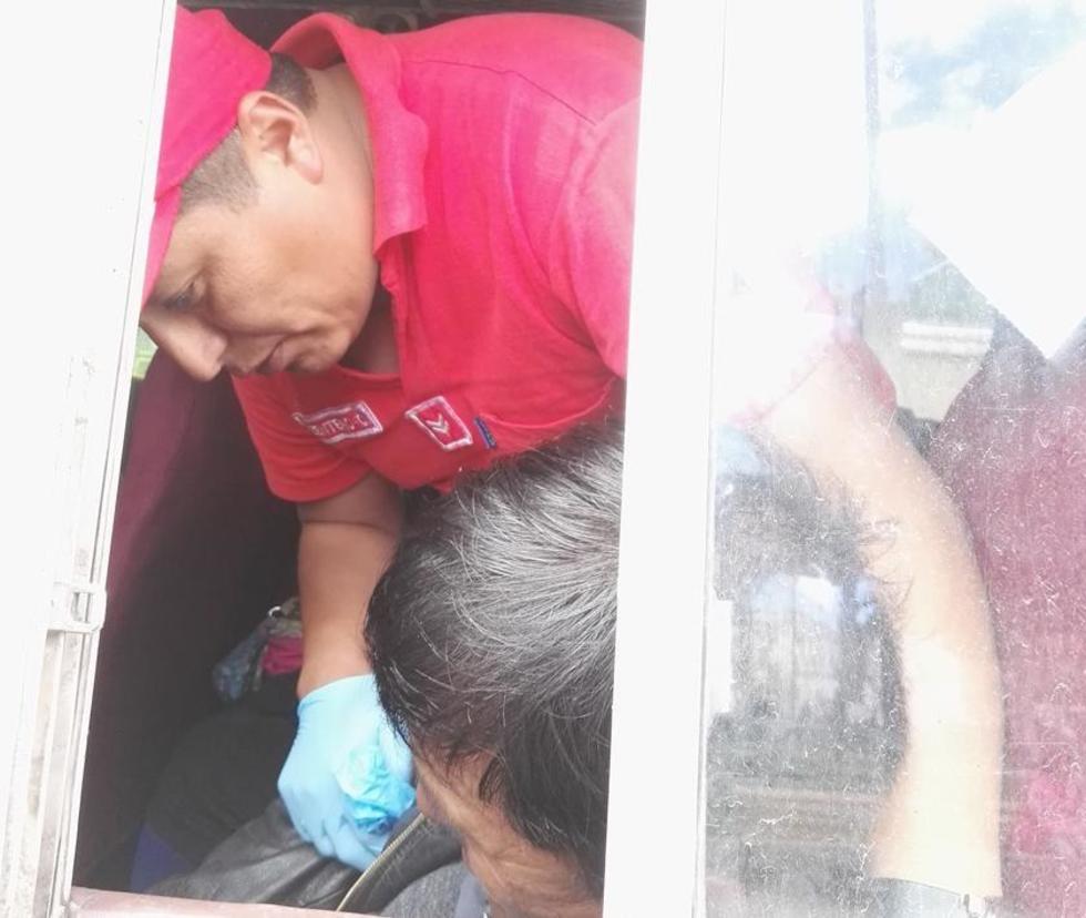 Policías socorren a ciudadano en un micro  