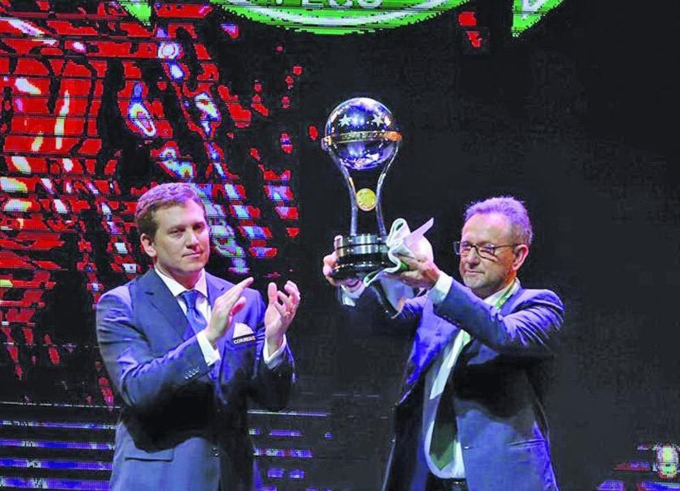 El Chape recibe la Copa Sudamericana 