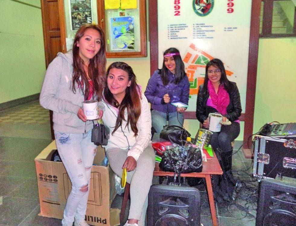 Alumnos de Derecho regalan juguetes a los niños del centro de Cantumarca