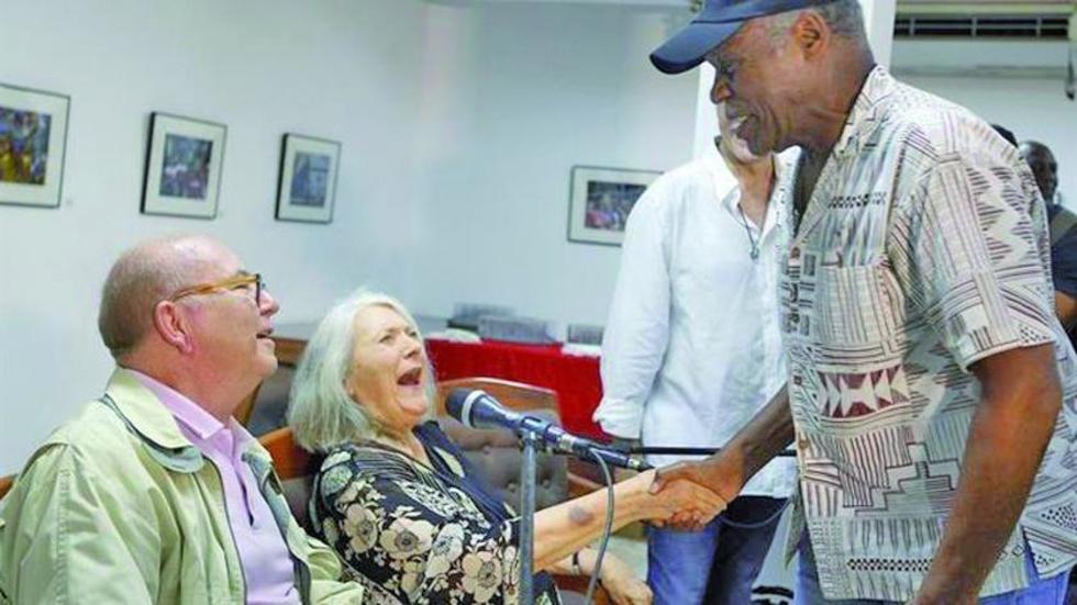La cantante Barbara Dane recibe distinción en Cuba