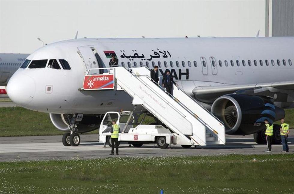 El secuestro de un avión fracasa y dos libios resultan detenidos