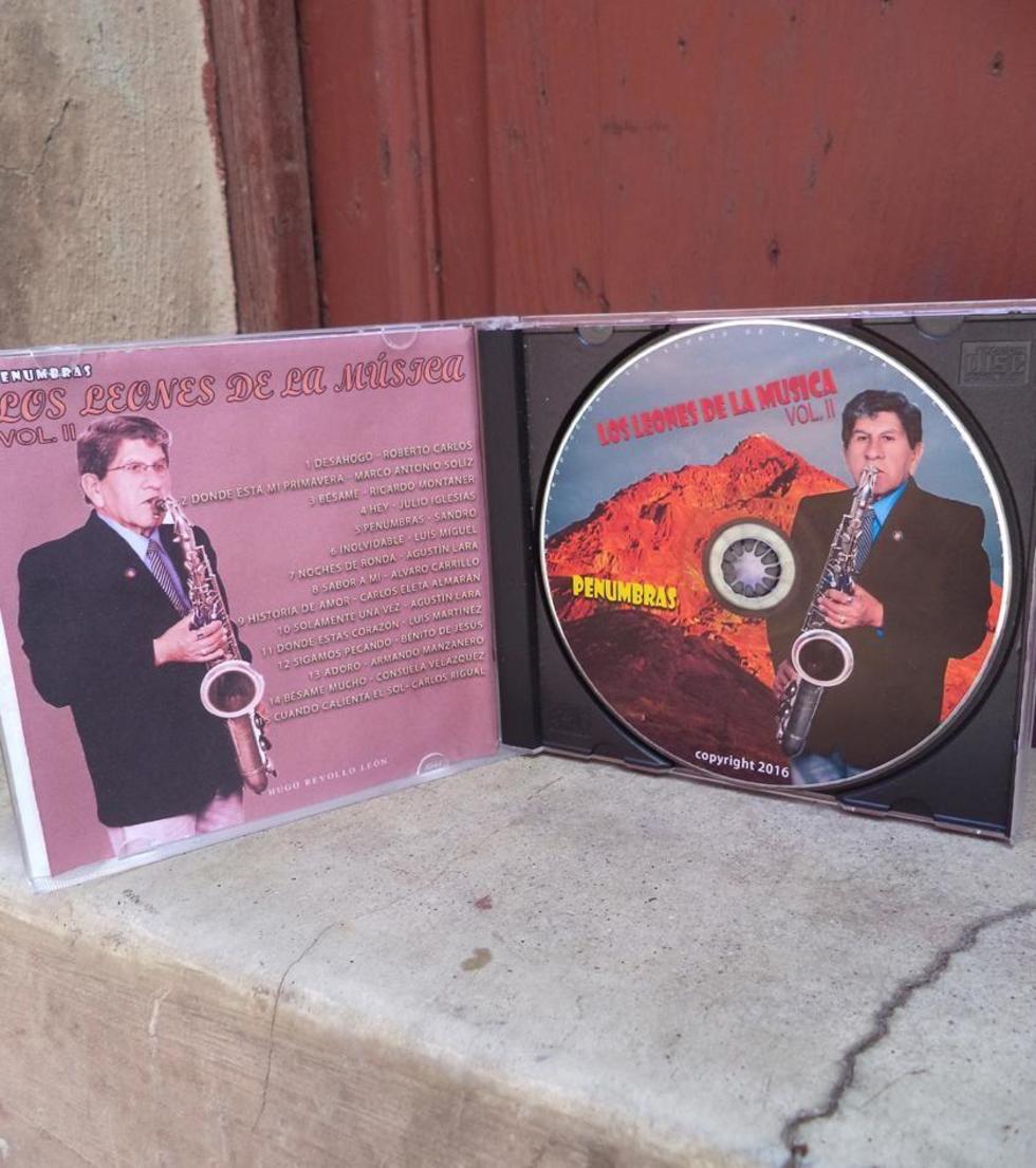 En actuación lanzan disco del artista Hugo Revollo